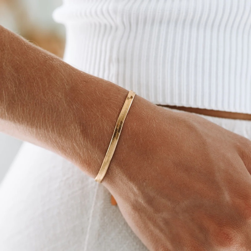 Atolea’ - "Kauai" Herringbone Bracelet - 18k gold New with/Tags & Dust Bag - Picture 3 of 6